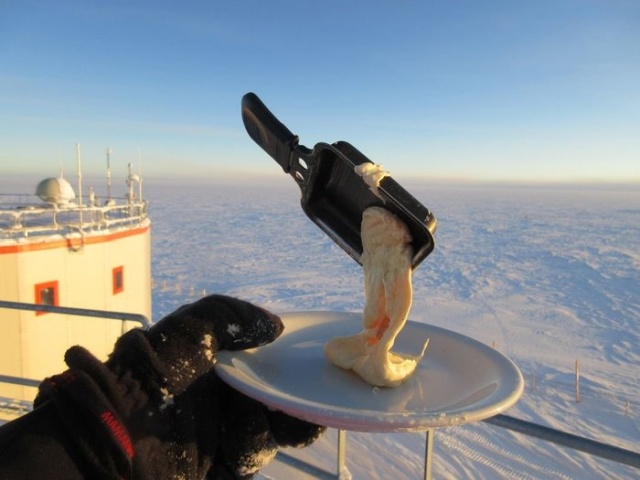 Еда на морозе в -60 градусов (6 фото)