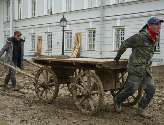 В Казанский федеральный университет привезли несколько самосвалов грязи (9 фото)