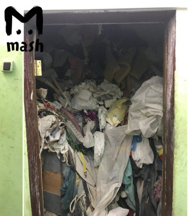 Жительница Москвы превратила свою квартиру в мусорную свалку (2 фото)