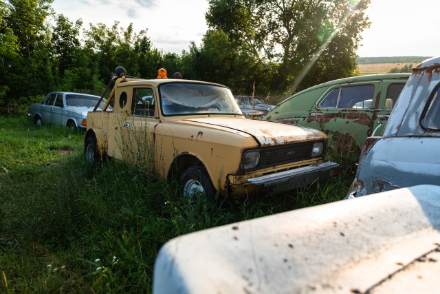 330 автомобилей-легенд доживают свой век под открытым небом (19 фото)