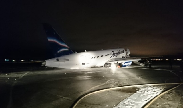 В Якутске авиалайнер выкатился за пределы полосы (3 фото + видео)