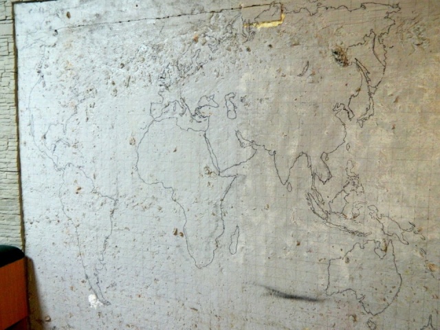 Объемная карта мира на стене старого гаража. Такого вы еще не видели! (15 фото)