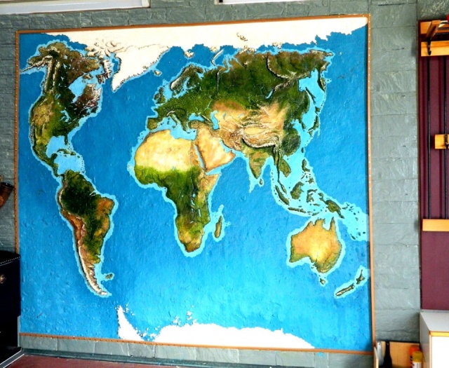 Объемная карта мира на стене старого гаража. Такого вы еще не видели! (15 фото)