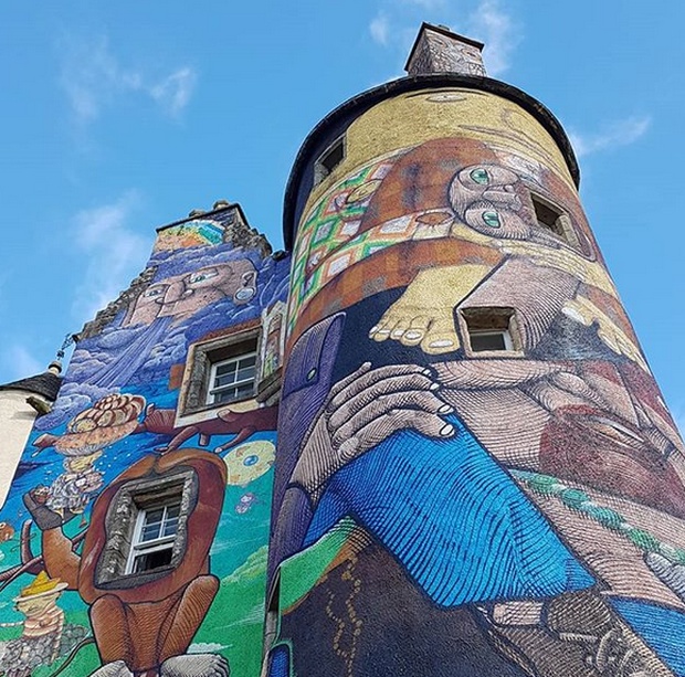 Старинный замок Келберн, разрисованный современными граффити (11 фото)