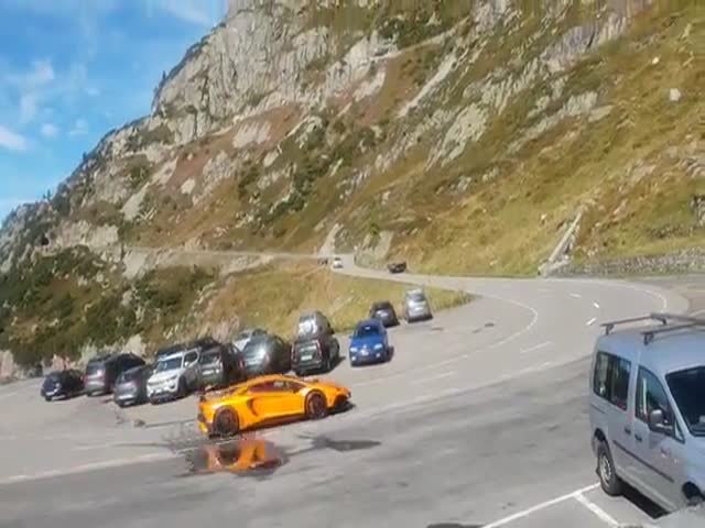 Водитель Lamborghini не справился с крутым поворотом