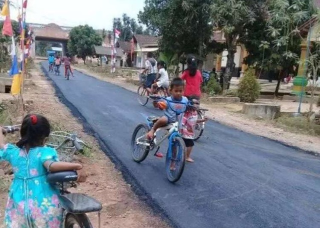 В индонезийской деревне впервые заасфальтировали дорогу (3 фото)