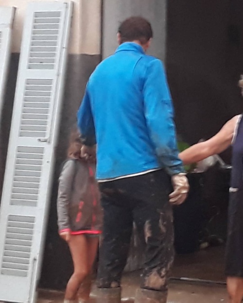 Теннисист Рафаэль Надаль присоединился к волонтерам для ликвидации последствий наводнения на Майорке (7 фото)