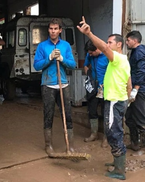 Теннисист Рафаэль Надаль присоединился к волонтерам для ликвидации последствий наводнения на Майорке (7 фото)