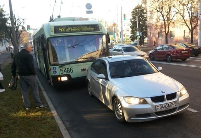 Водитель BMW решил "наказать" водителя троллейбуса (2 фото)