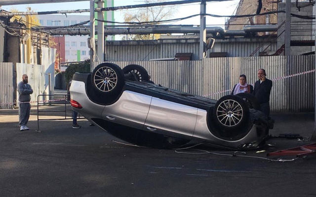 В Москве со второго этажа парковки упал Mercedes (4 фото + видео)