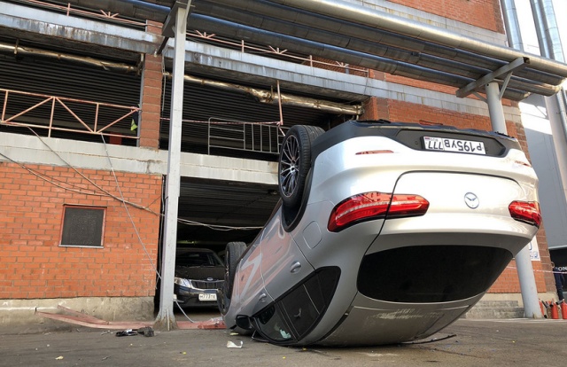 В Москве со второго этажа парковки упал Mercedes (4 фото + видео)
