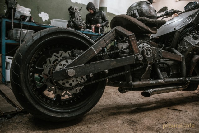 Житель Уфы построил мотоцикл с V8 мотором от автомобиля Lexus (7 фото)