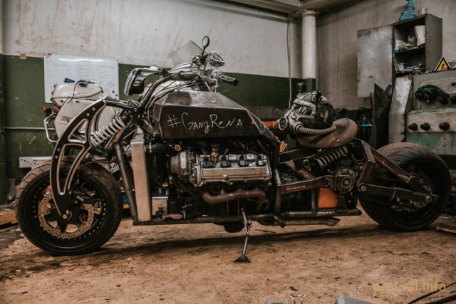Житель Уфы построил мотоцикл с V8 мотором от автомобиля Lexus (7 фото)
