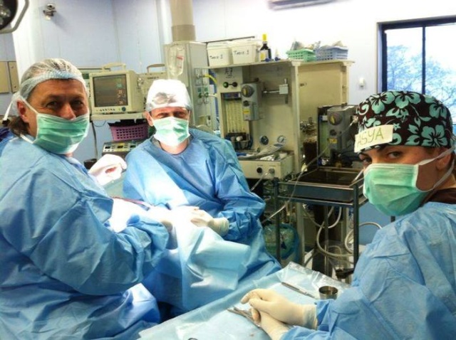 Человек с большой буквы: новосибирский хирург, который в свой отпуск бесплатно делает операции детям в разных странах мира (17 фото + 2 видео)