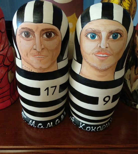 Сувенирные матрешки Кокорина и Мамаева в тюремной форме (4 фото)