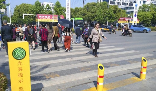 Китайские власти решили отучить пешеходов переходить дорогу на красный сигнал светофора (5 фото + видео)