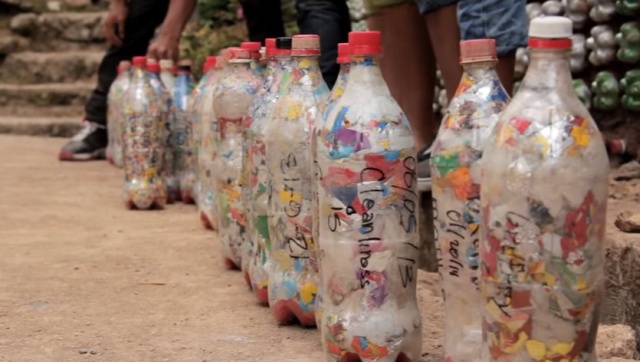 Необычный метод борьбы с пластиковыми отходами (13 фото)