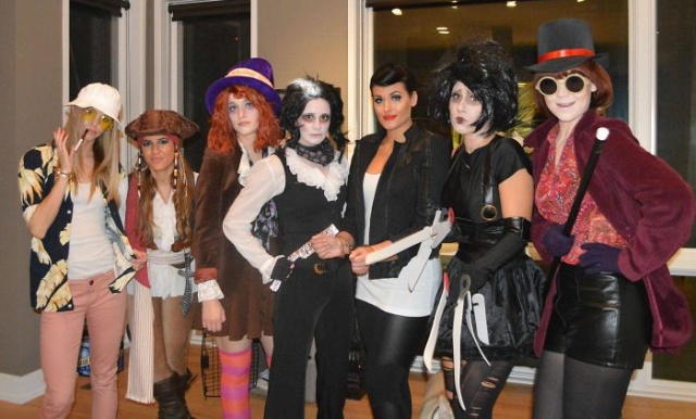 Подруги ежегодно одеваются на Хэллоуин в костюмы персонажей, которых сыграл один актёр (16 фото)