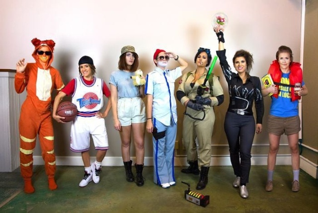 Подруги ежегодно одеваются на Хэллоуин в костюмы персонажей, которых сыграл один актёр (16 фото)