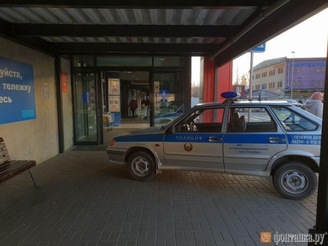 Нескромная парковка полицейского автомобиля у магазина (4 фото)
