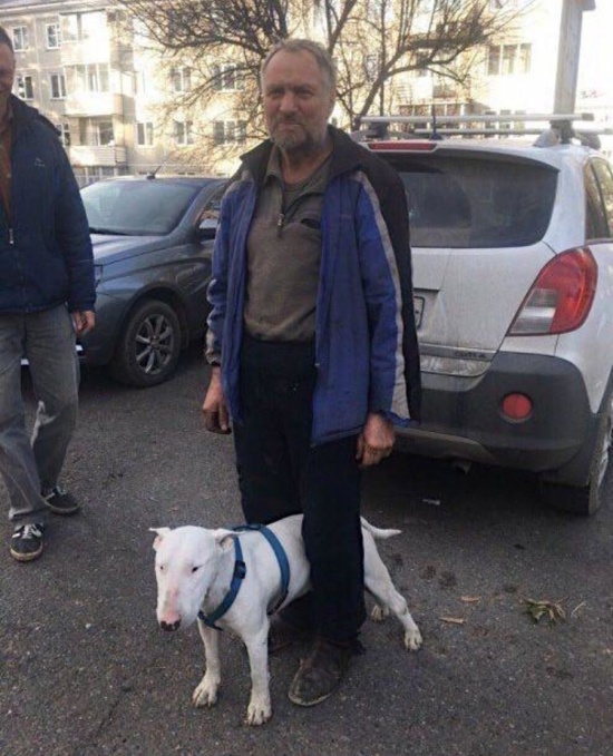 Пенсионер со своим псом 3 недели бродил по тайге (2 фото)