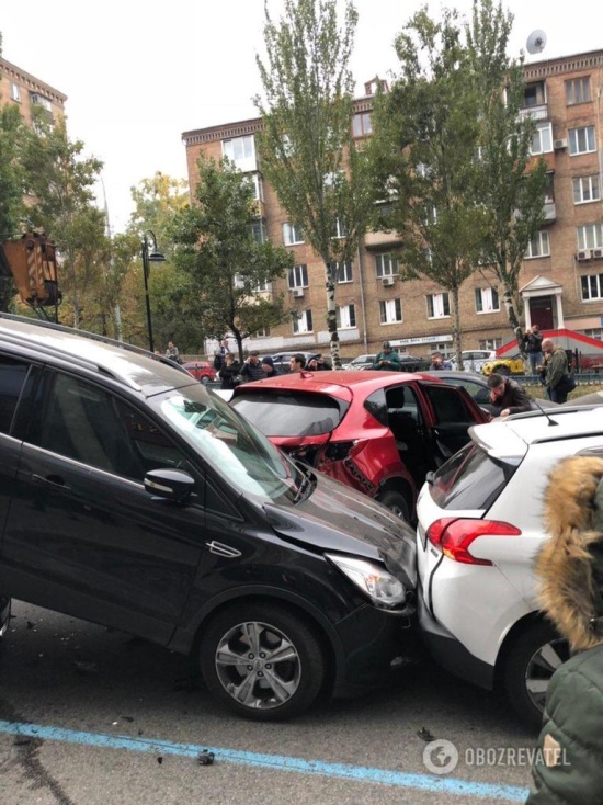 В центре Киева автокран КамАЗ без тормозов протаранил 20 автомобилей (10 фото + 2 видео)