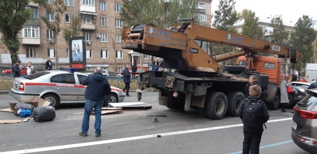 В центре Киева автокран КамАЗ без тормозов протаранил 20 автомобилей (10 фото + 2 видео)
