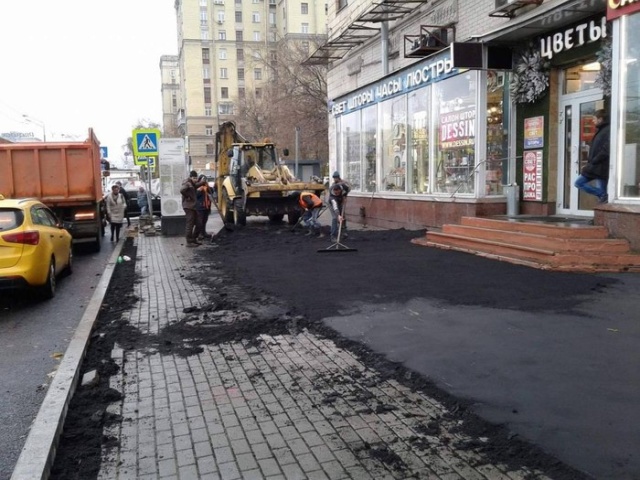 Эффективный менеджмент по-московски: плитка - асфальт - плитка (5 фото)