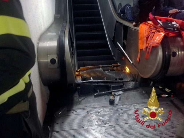Обрушение эскалатора в римском метро, в котором пострадали фанаты ЦСКА (9 фото + 3 видео)