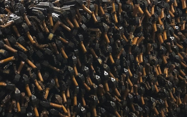 Огромная партия автоматов АК-47, изъятая у контрабандистов в Аденском заливе (4 фото)
