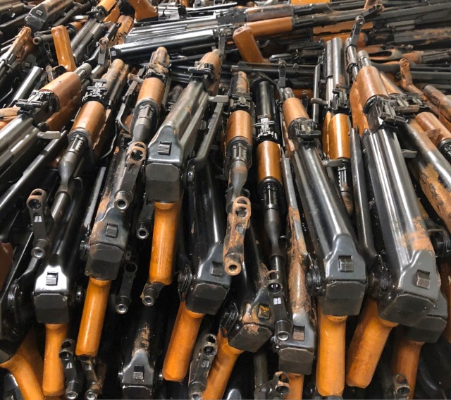Огромная партия автоматов АК-47, изъятая у контрабандистов в Аденском заливе (4 фото)