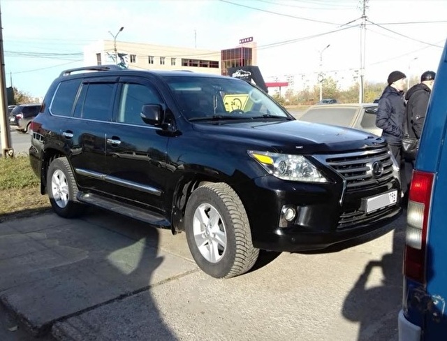 Уральский должник прятал свой внедорожник Lexus от судебных приставов на парковке налоговой службы