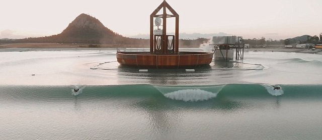 Необычное изобретение, установленное на водоеме (4 фото + видео)