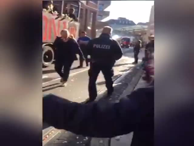Немецкий полицейский не смог устоять на карнавале
