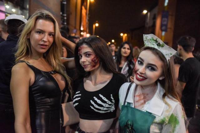 Празднование Хэллоуина в Британии: молодежь в костюмах, драки и алкоголь (22 фото + видео)