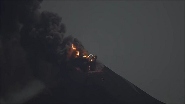 Действующий вулкан Кракатау генерирует молнии и гром (4 фото + видео)
