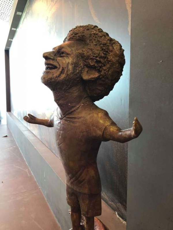 Бронзовая статуя египетского футболиста Мохаммеда Салаха (3 фото)