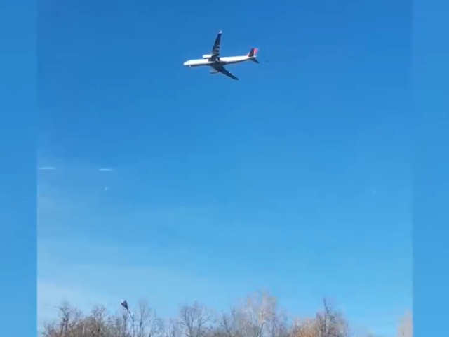 Когда кажется, что самолет просто завис в воздухе!