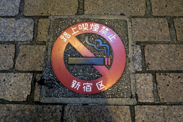 Необычные правила для курильщиков в Японии (18 фото)