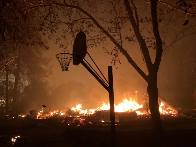 Рай превратился в ад: лесной пожар уничтожил город Парадайс на севере штата Калифорния (13 фото + 4 видео)