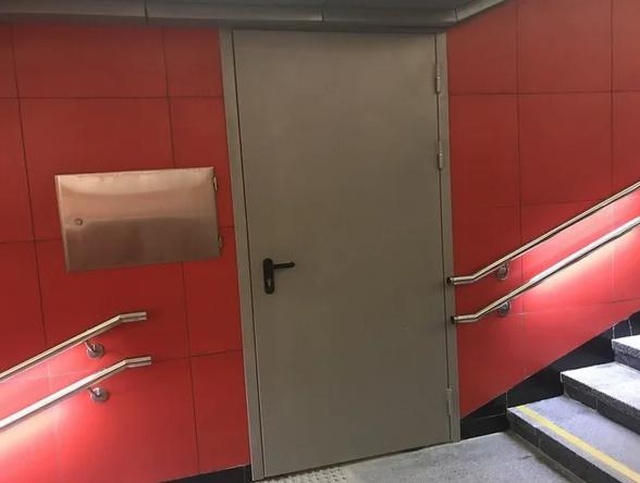 Для чего нужны странные двери на станциях метро? (11 фото)