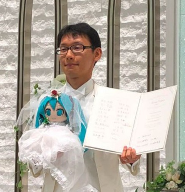 Житель Японии женился на анимешной виртуальной певице Мику Хацунэ (5 фото)