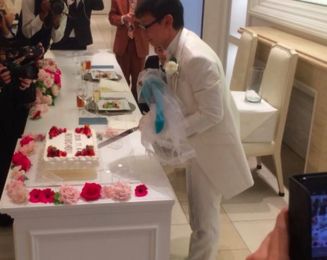 Житель Японии женился на анимешной виртуальной певице Мику Хацунэ (5 фото)