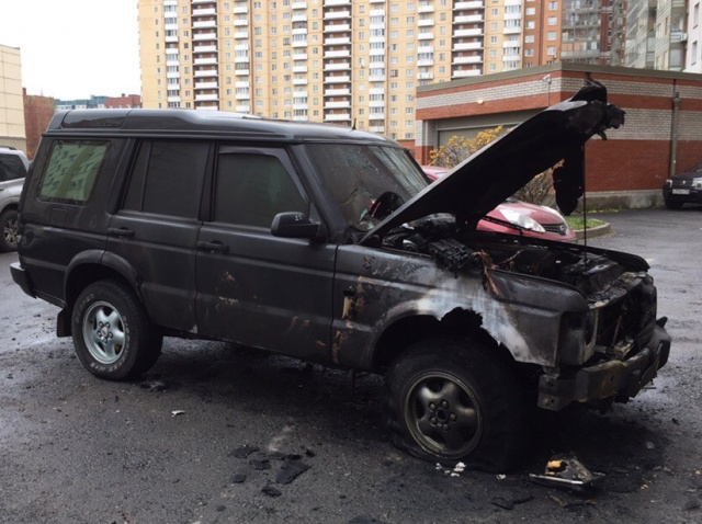 В культурной столице подожгли автомобиль за парковку посреди двора (2 фото)