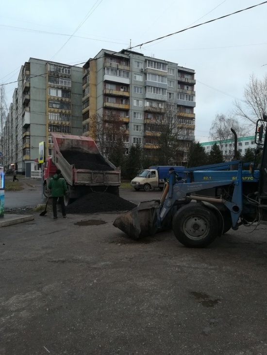 Как дорожники яму в Великом Новгороде заделывали (7 фото)