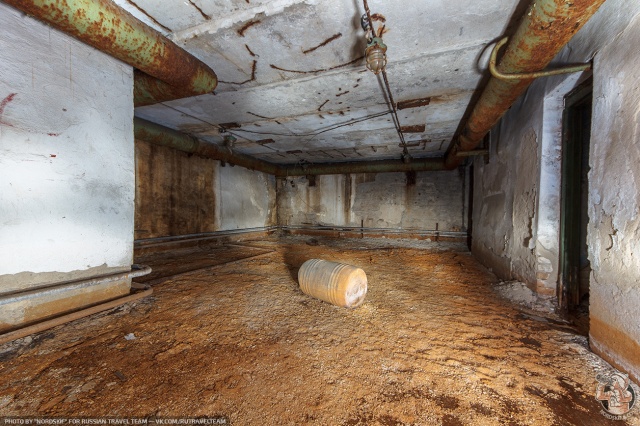 Замерзшее бомбоубежище под одним из заводов (10 фото)