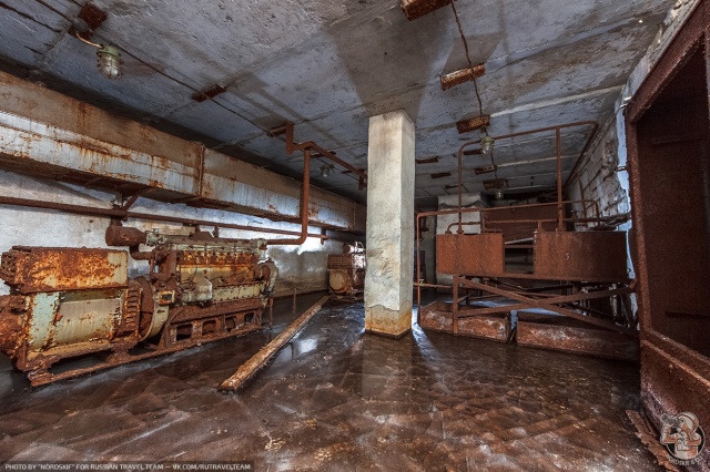 Замерзшее бомбоубежище под одним из заводов (10 фото)