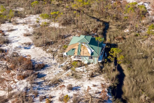 Ураган "Майкл" передвинул дом во Флориде более, чем на 350 метров (2 фото)