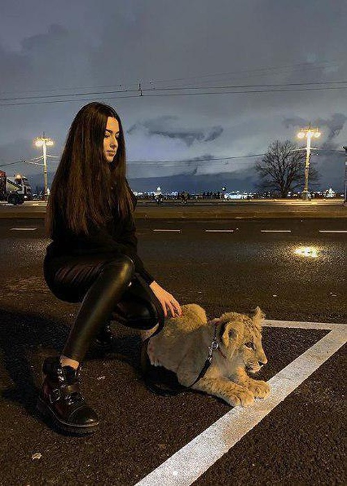 Необычная фотосессия Карины Назаретян на фоне спецмашины МВД (2 фото)