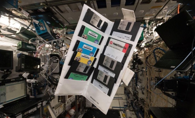 "Космические технологии" или находка на борту МКС (3 фото)